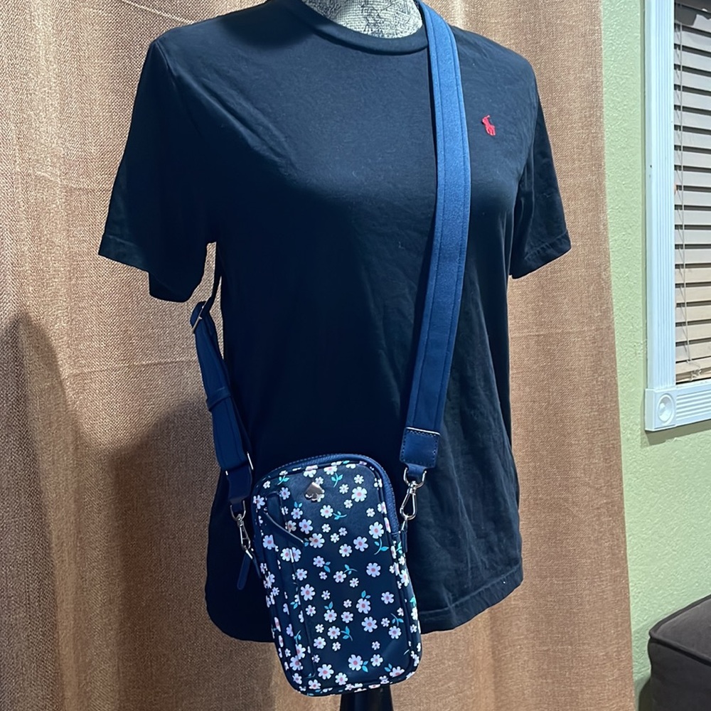 Kate spade crossbody wth floral prints. NWOT. Will fit your iPhone 12/13 pro max